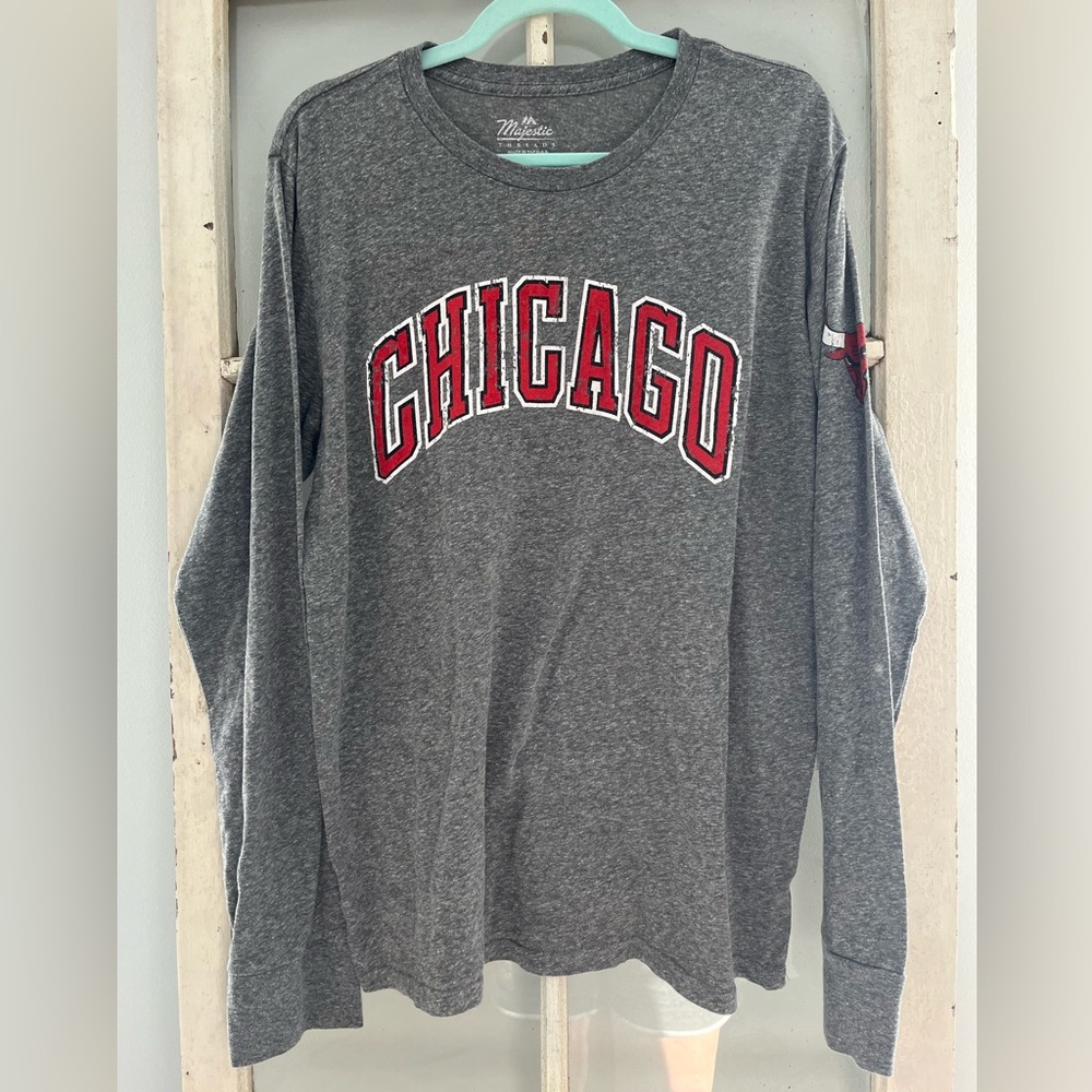Chicago Bulls , Magestic Threads size XL gray crewneck long sleeve tee shirt !